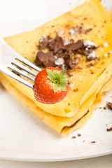Fragola con sfondo crepes al cioccolato