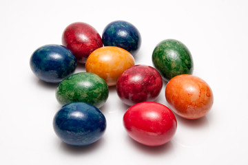 Obraz na płótnie Canvas bunte gefärbte Eier auf weissem Hintergrund