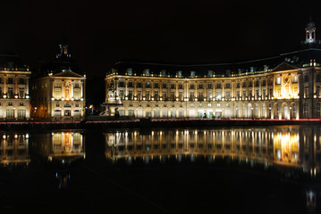 Nuit sur la Place de la Bourse à Bordeaux