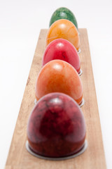 farbige Eier aufgereiht