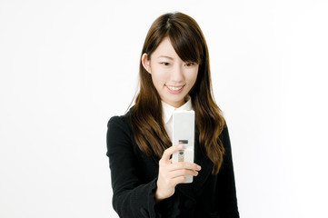 メールする女性社員