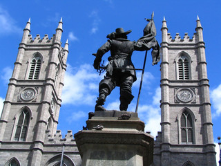 Fototapeta na wymiar Notre-Dame wieże katedry i pomnik