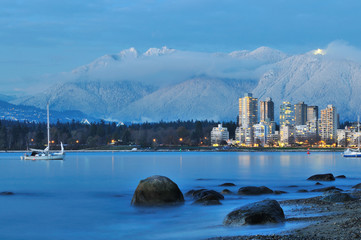 Obraz premium vancouver cityscape with grouse mountain background