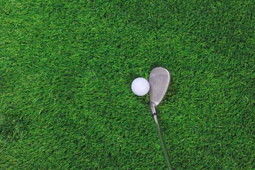 Tableaux ronds sur aluminium brossé Sports de balle Golf ball and iron club on grass