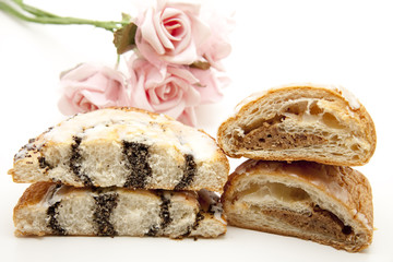 Gebäck und Rosenstrauß