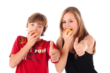 Jugendliche mit Apfel