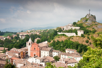 Fototapeta na wymiar Spójrz na Pennabilli, Włochy, z kościoła i krzyż