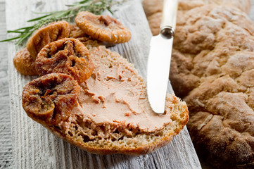 slice bread with paté-fetta di pane con paté