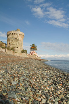 plage et tour genoise corse (village de miomo)