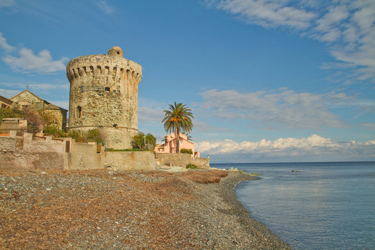 plage corse et tour genoise (village de miomo)