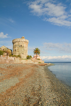 plage du cap corse et tour genoise (village de miomo)