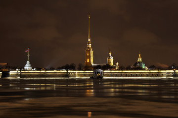 Петропавловская крепость ночью