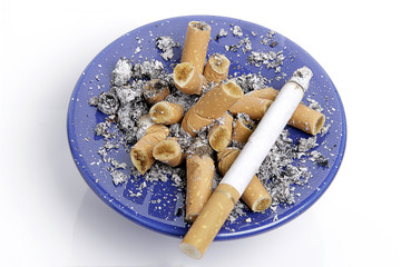 Zigarettenstummel im Aschenbecher