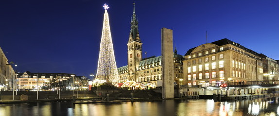Das Hamburger Rathaus zur Weihnachtszeit