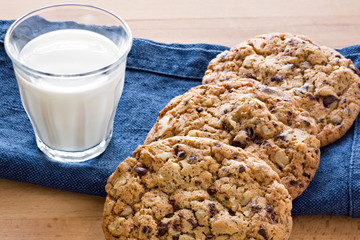 Cookies et verre de lait