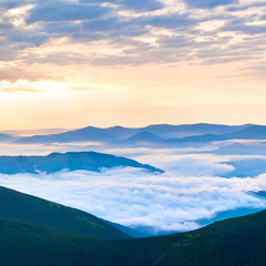 Obraz premium Summer cloudy sunrise in mountain