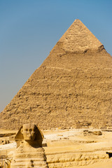 Fototapeta na wymiar Off-Center Sphinx Piramida Chefrena