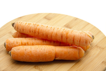 Karotten auf Holzteller