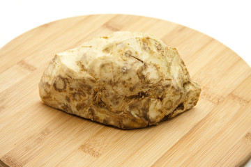 Sellerie auf Schneidebrett