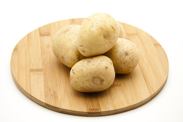 Fototapeta na wymiar Kartoffeln auf Holzteller