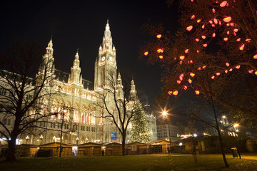 Naklejka premium Vienna - tower of town-hall and christmas decoration