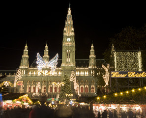 Fototapeta na wymiar Vienna - wieża ratusza i święta dekoracji
