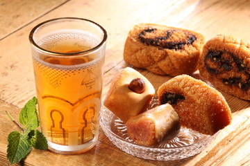 thé à la menthe et pâtisseries orientales © Claude Calcagno