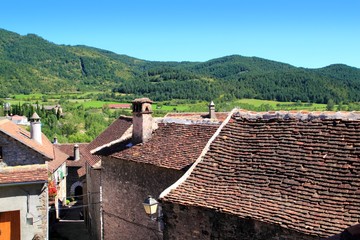 Fototapeta na wymiar Hecho Dolina dach wieś Pireneje i góry