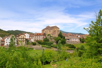 Fototapeta na wymiar Pireneje Hecho wieś z romańskim kościołem
