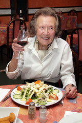 vieille dame heureuse dans un restaurant