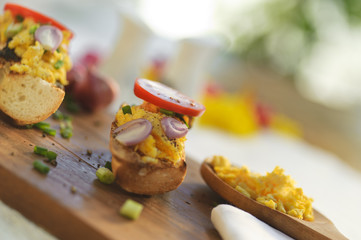 Scrambled eggs with baguette