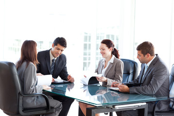 Fototapeta na wymiar Cztery ludzi biznesu podczas spotkania
