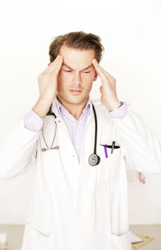 Arzt mit Kopfschmerzen