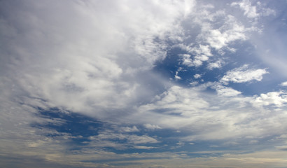Fototapeta na wymiar A deep blue sky with fluffy white clouds