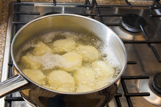 Boiling potatoes