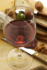 Vino con salame e noci