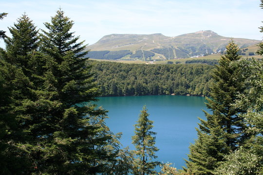 Le lac Pavin &agrave; Besse-en-chandesse (Auvergne, Massif-Central)
