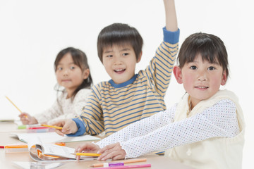 勉強する子供たち
