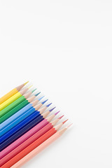 並べて置かれた色鉛筆