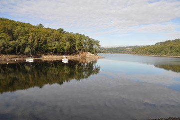 lac de guerledan en bretagne