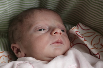 bimba neonata che dorme