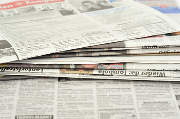 Stapel mit Tageszeitungen