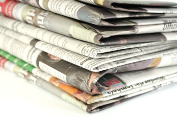 Stapel mit Tageszeitungen