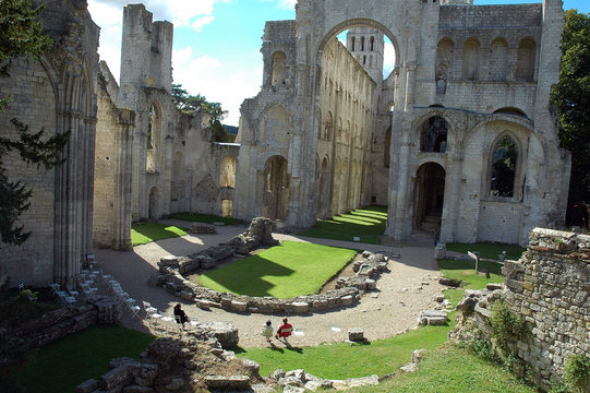 abbaye abbatiale notre dame de jumieges en normandie