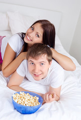 Obraz na płótnie Canvas couple eating popcorn