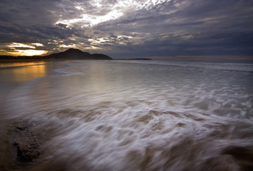 Atardecer en la playa de Berria