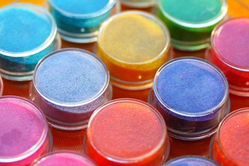 kleine Dosen mit farbigem Sand