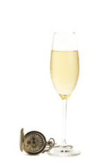 kaltes glas mit champagner und alter taschenuhr