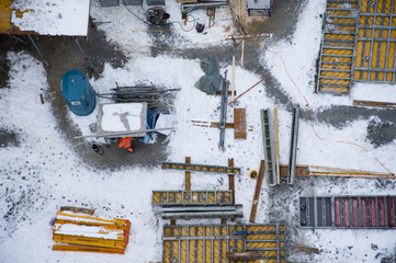 Baustelle mit Schneespuren