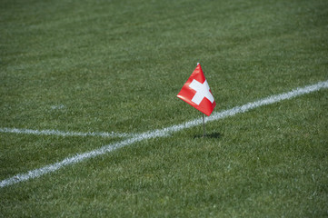 Schweizerfahne auf Rasenspielfeld